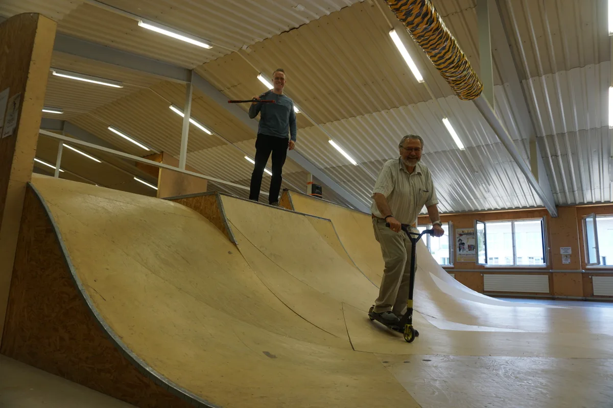 Zwei Männer mit Kickboard